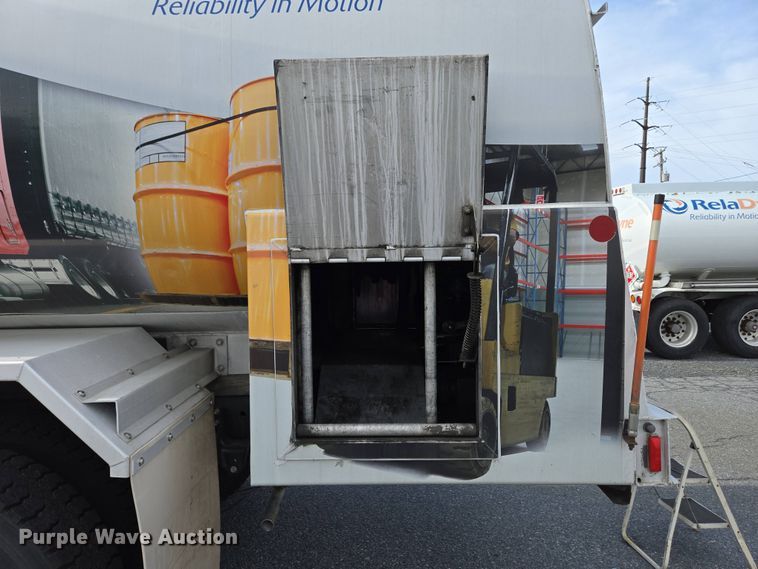 image for item EC4189 2002 GMC T-7500 fuel truck