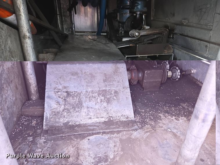 image for item EC4189 2002 GMC T-7500 fuel truck