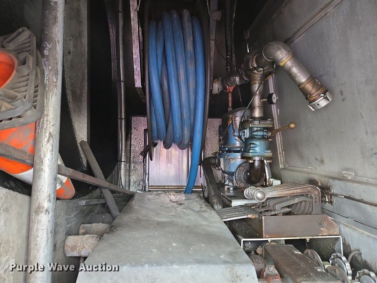 image for item EC4189 2002 GMC T-7500 fuel truck