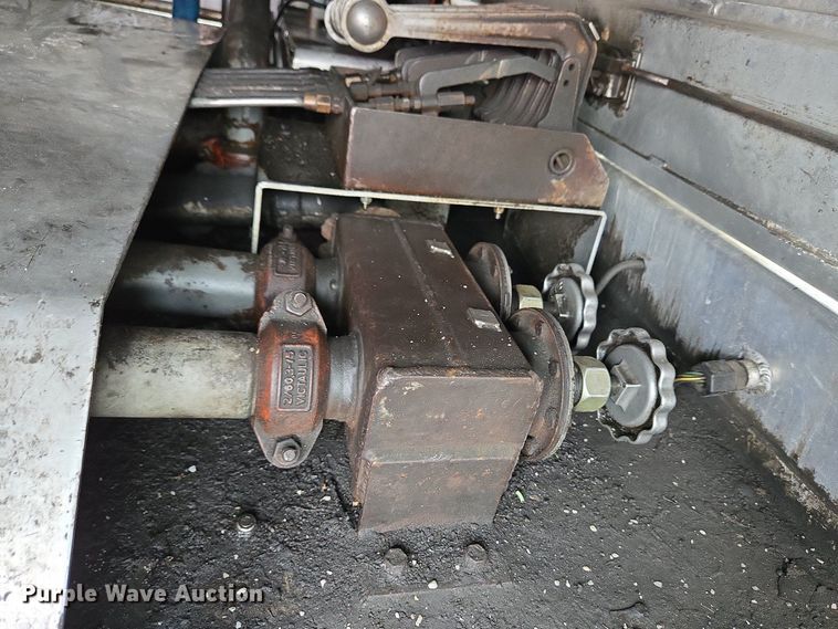 image for item EC4189 2002 GMC T-7500 fuel truck