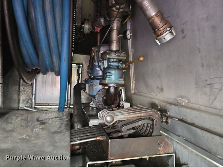 image for item EC4189 2002 GMC T-7500 fuel truck