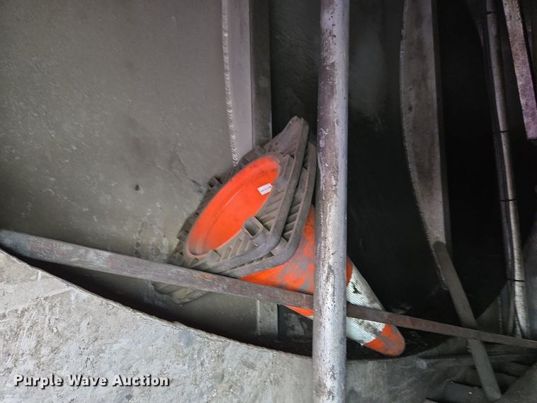 image for item EC4189 2002 GMC T-7500 fuel truck