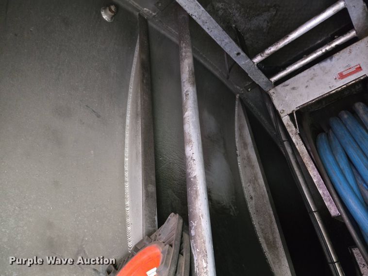 image for item EC4189 2002 GMC T-7500 fuel truck