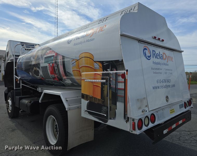 image for item EC4189 2002 GMC T-7500 fuel truck