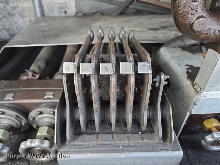 image for item EC4189 2002 GMC T-7500 fuel truck