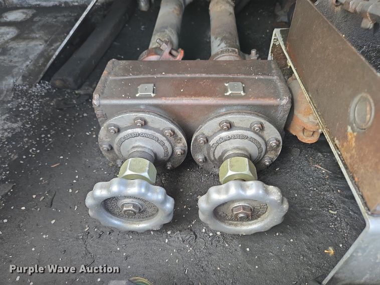 image for item EC4189 2002 GMC T-7500 fuel truck