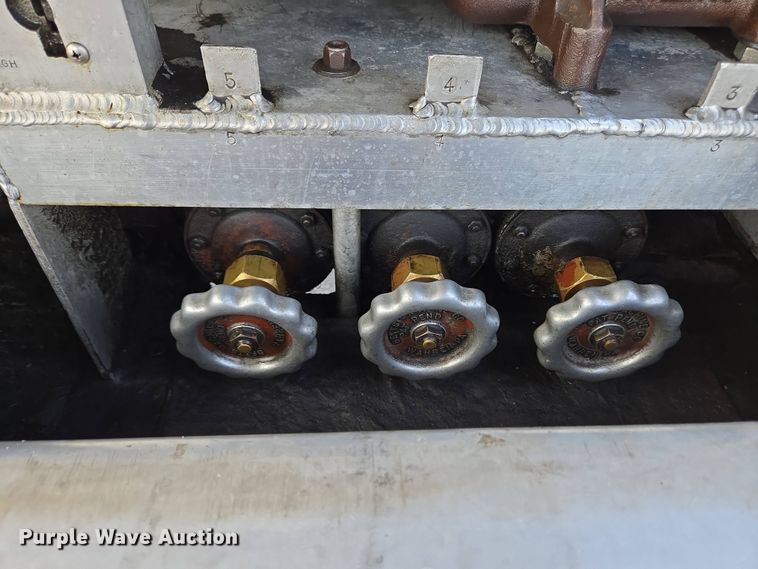 image for item EC4189 2002 GMC T-7500 fuel truck