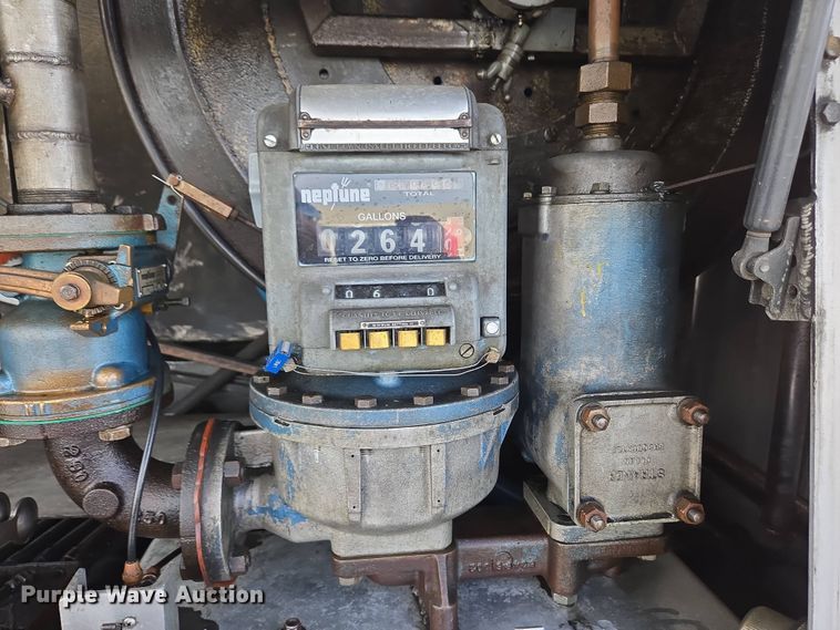 image for item EC4189 2002 GMC T-7500 fuel truck