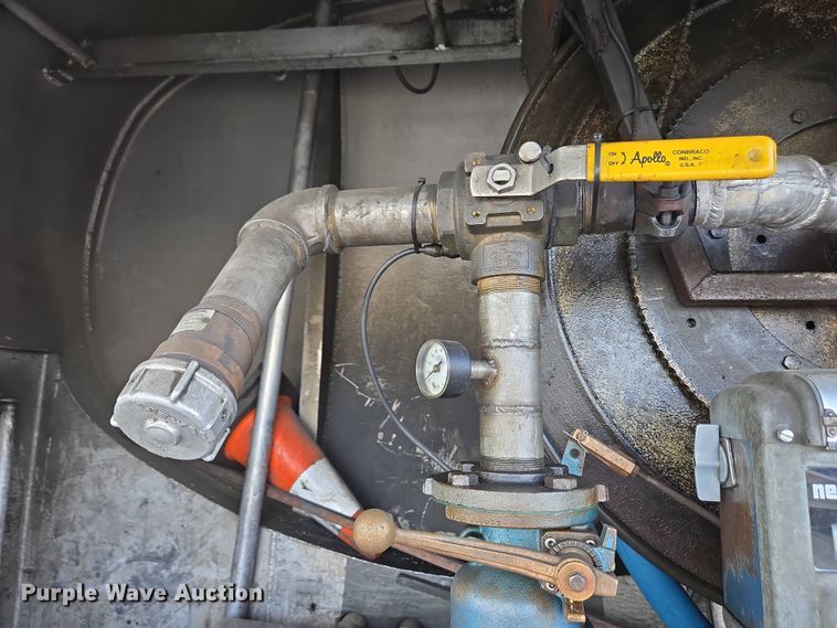 image for item EC4189 2002 GMC T-7500 fuel truck