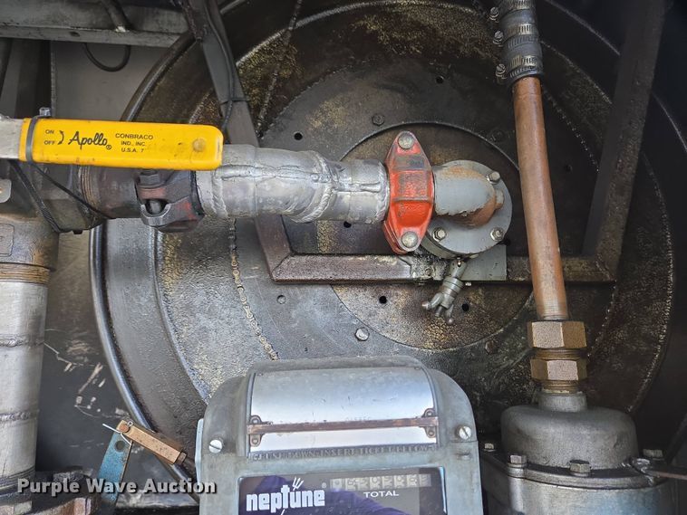 image for item EC4189 2002 GMC T-7500 fuel truck