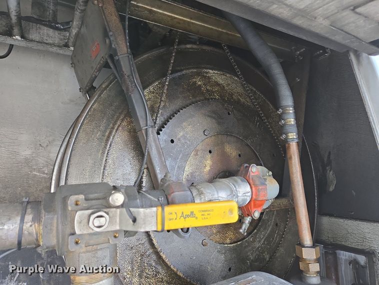 image for item EC4189 2002 GMC T-7500 fuel truck