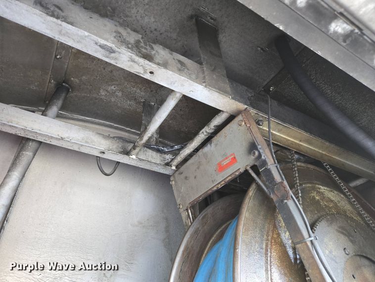 image for item EC4189 2002 GMC T-7500 fuel truck