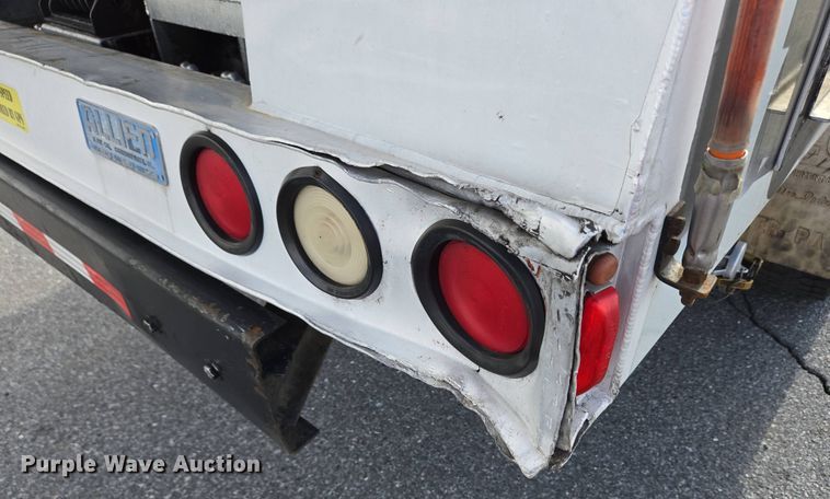 image for item EC4189 2002 GMC T-7500 fuel truck