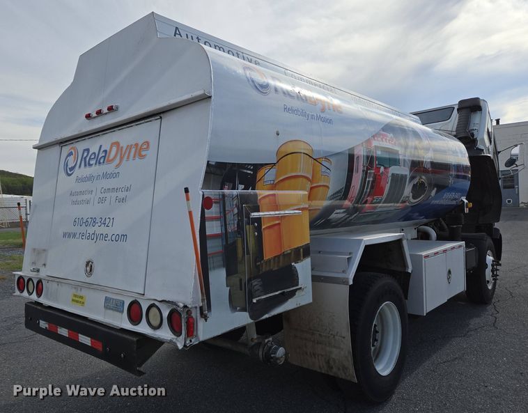 image for item EC4189 2002 GMC T-7500 fuel truck