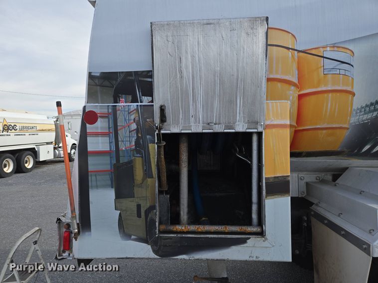 image for item EC4189 2002 GMC T-7500 fuel truck