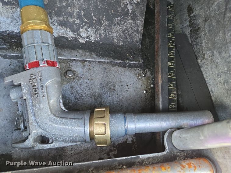 image for item EC4189 2002 GMC T-7500 fuel truck