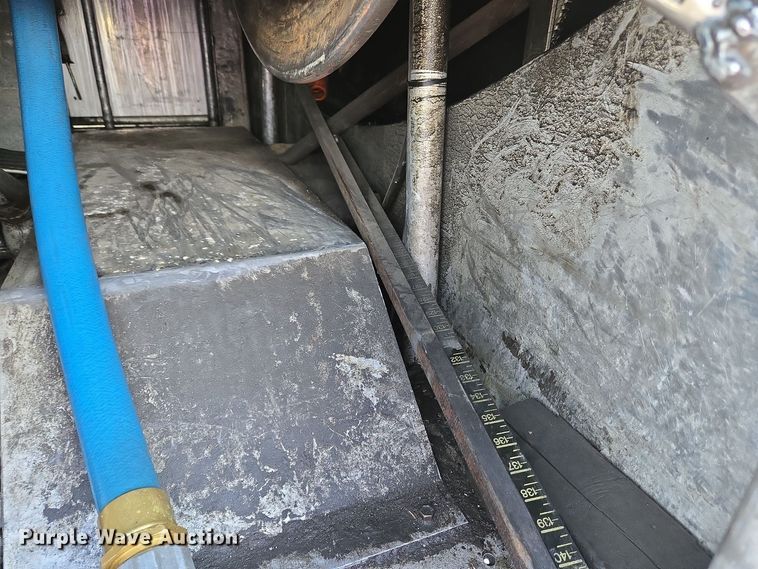 image for item EC4189 2002 GMC T-7500 fuel truck