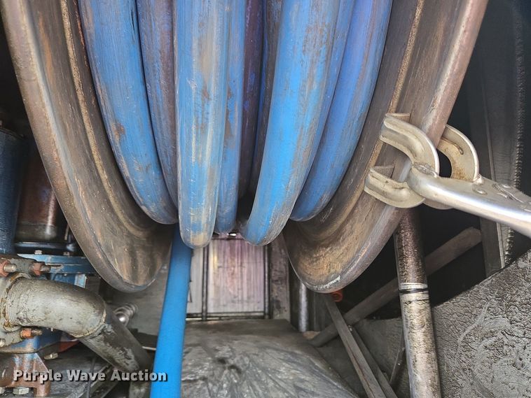 image for item EC4189 2002 GMC T-7500 fuel truck