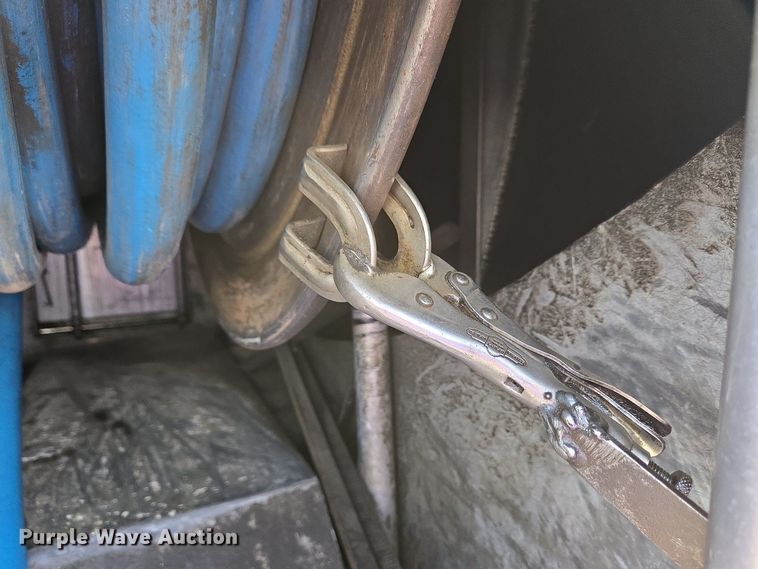 image for item EC4189 2002 GMC T-7500 fuel truck