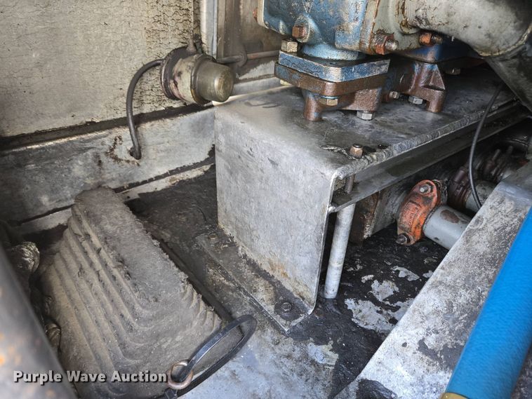 image for item EC4189 2002 GMC T-7500 fuel truck