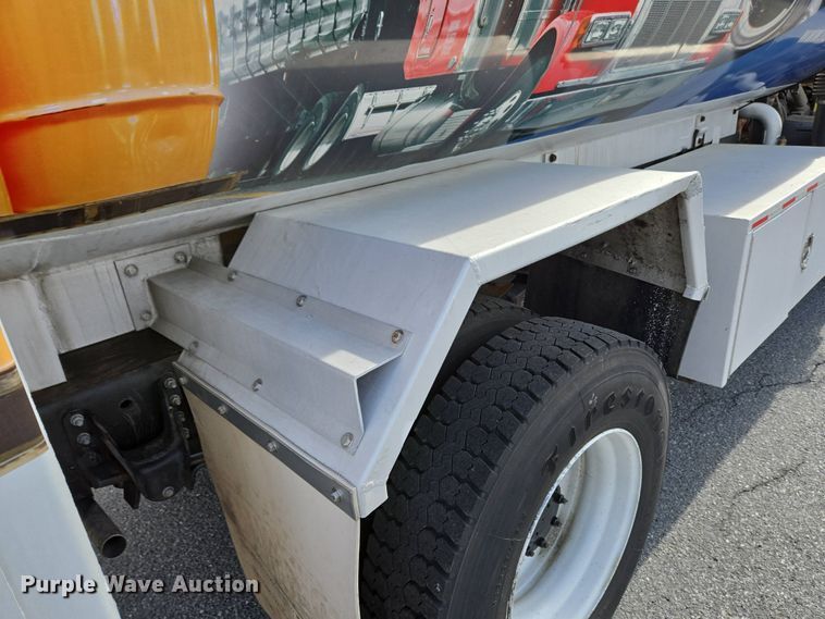 image for item EC4189 2002 GMC T-7500 fuel truck