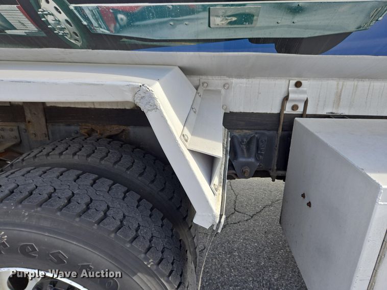 image for item EC4189 2002 GMC T-7500 fuel truck