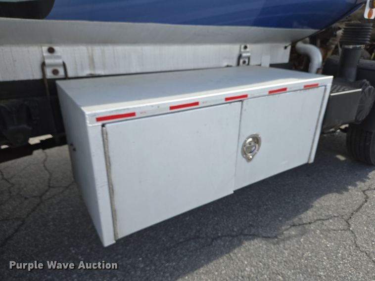 image for item EC4189 2002 GMC T-7500 fuel truck