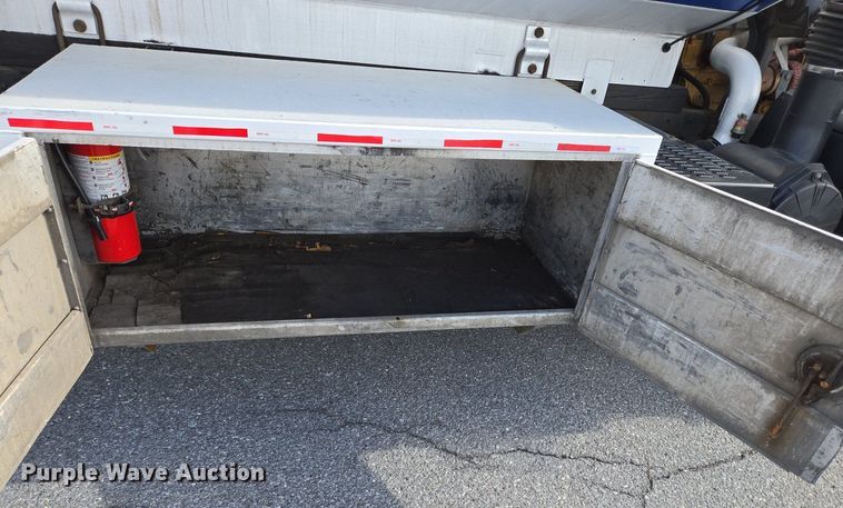 image for item EC4189 2002 GMC T-7500 fuel truck