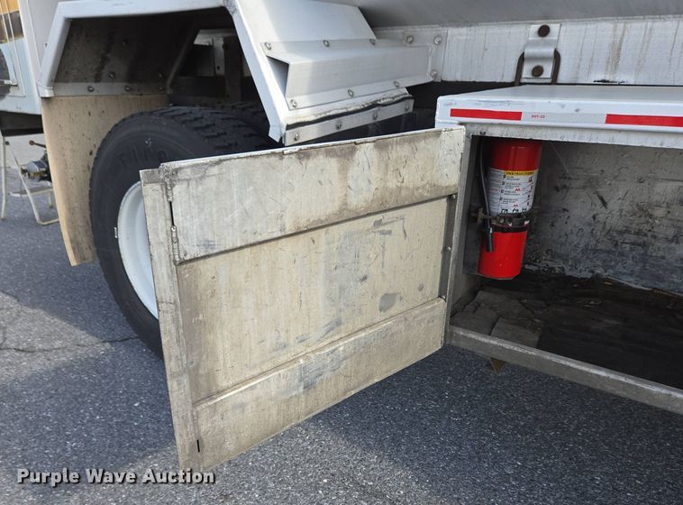 image for item EC4189 2002 GMC T-7500 fuel truck