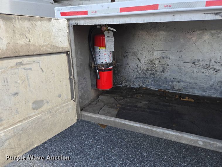 image for item EC4189 2002 GMC T-7500 fuel truck