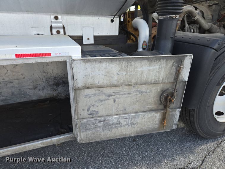 image for item EC4189 2002 GMC T-7500 fuel truck