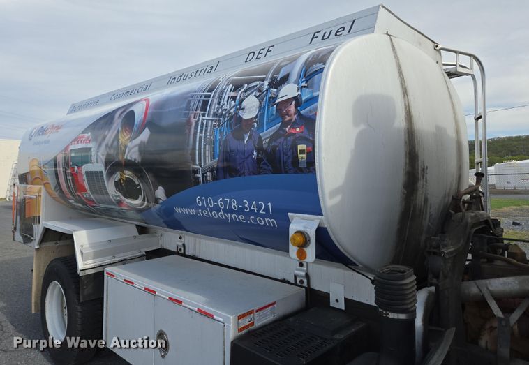 image for item EC4189 2002 GMC T-7500 fuel truck