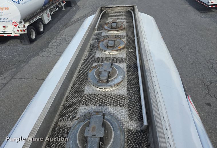 image for item EC4189 2002 GMC T-7500 fuel truck