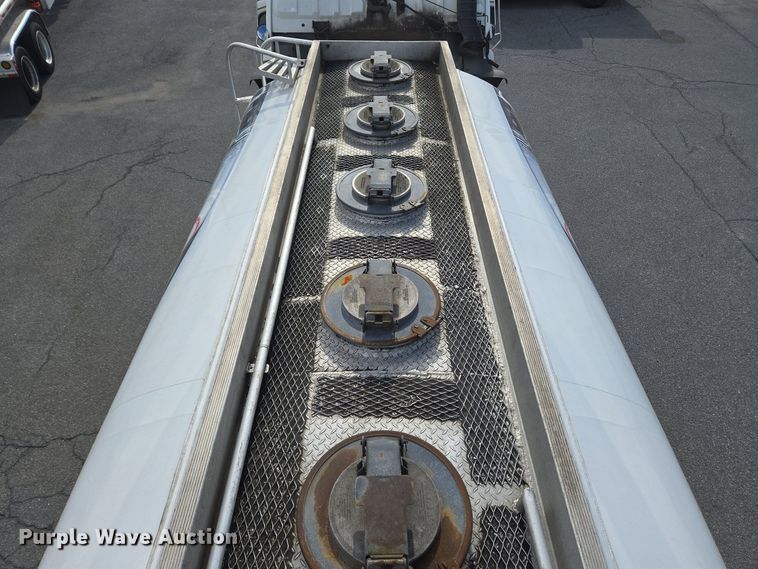 image for item EC4189 2002 GMC T-7500 fuel truck