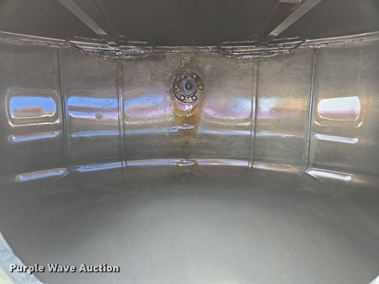 image for item EC4189 2002 GMC T-7500 fuel truck