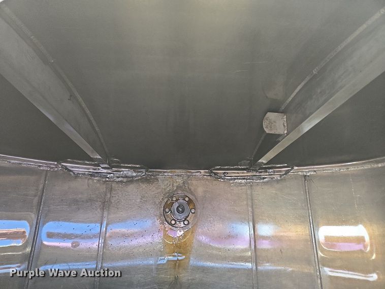 image for item EC4189 2002 GMC T-7500 fuel truck