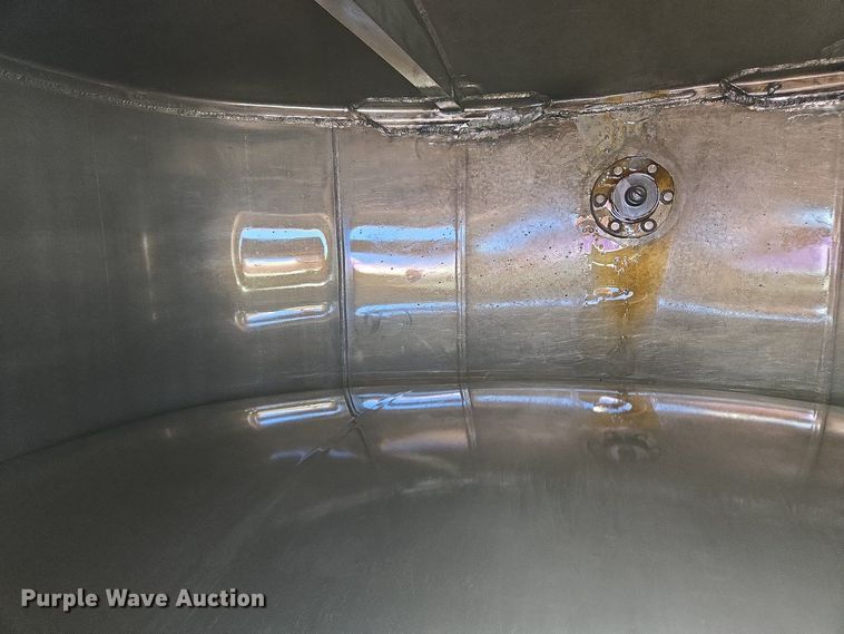 image for item EC4189 2002 GMC T-7500 fuel truck