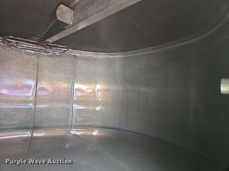 image for item EC4189 2002 GMC T-7500 fuel truck