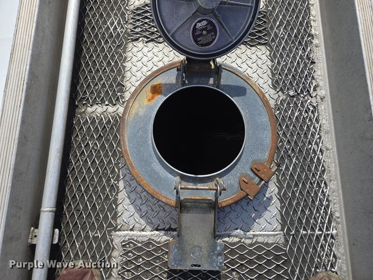 image for item EC4189 2002 GMC T-7500 fuel truck