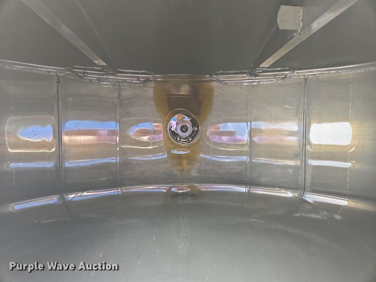 image for item EC4189 2002 GMC T-7500 fuel truck