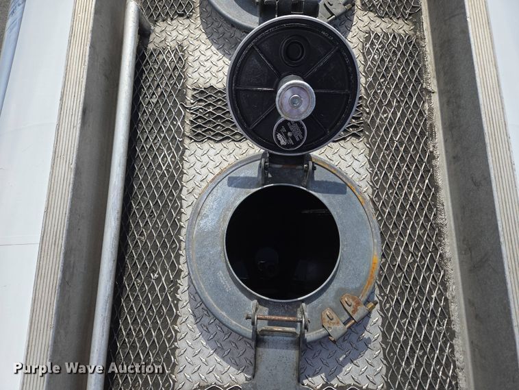 image for item EC4189 2002 GMC T-7500 fuel truck