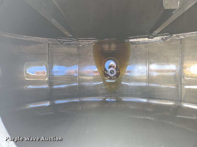 image for item EC4189 2002 GMC T-7500 fuel truck