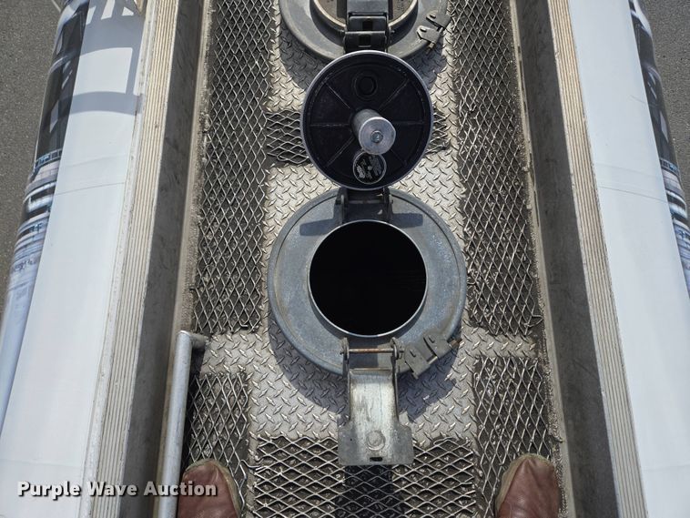 image for item EC4189 2002 GMC T-7500 fuel truck