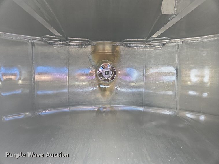 image for item EC4189 2002 GMC T-7500 fuel truck