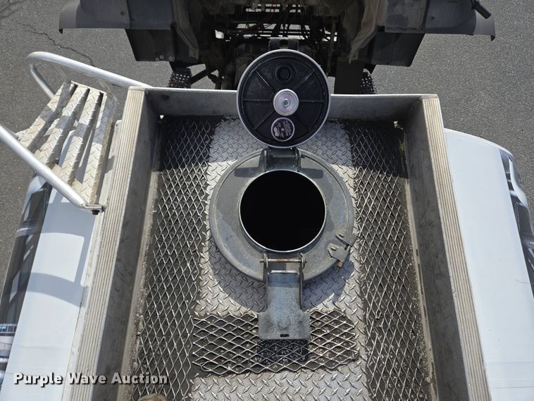 image for item EC4189 2002 GMC T-7500 fuel truck