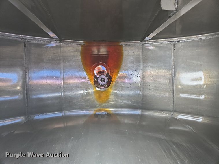 image for item EC4189 2002 GMC T-7500 fuel truck