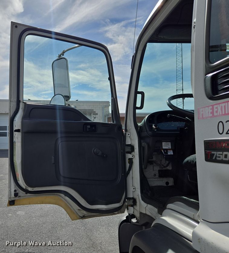 image for item EC4189 2002 GMC T-7500 fuel truck