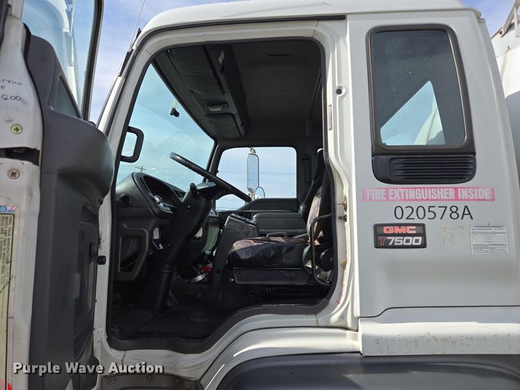 image for item EC4189 2002 GMC T-7500 fuel truck