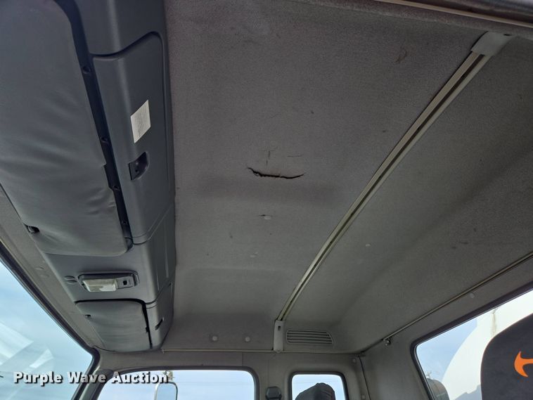 image for item EC4189 2002 GMC T-7500 fuel truck