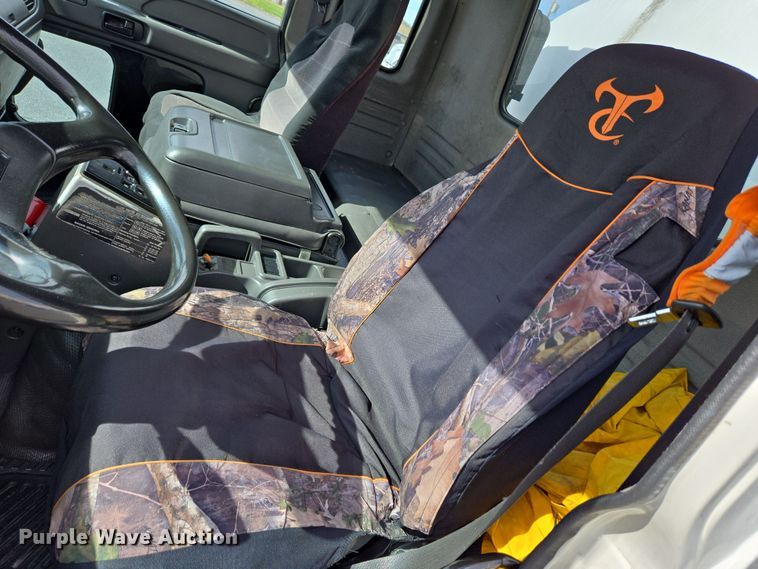 image for item EC4189 2002 GMC T-7500 fuel truck